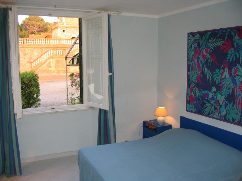 Bedroom 1 (1st floor) 005.jpg